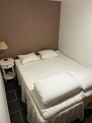 Sovrum 4 med dubbelsäng i nedre plan.