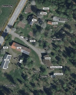 Kartan visar husens funktioner, då en del av gården används för privat bruk. I torpet bor familjen/ägarna. Den streckade linjen markerar var sovrummen ligger (i gästhus och loge). Bibliotek och meditationsrum ligger i västra delen av logen.