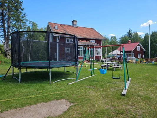 Hyr denna stuga i Venjan på 74 m². 5 sängplatser. 7 700 - 8 200 kr per vecka. Se bilder och tillgänglighet här.