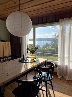Hyr denna stuga i  på 54 m². 4 sängplatser. Från 1 550 kr per dag. Se bilder och tillgänglighet här.