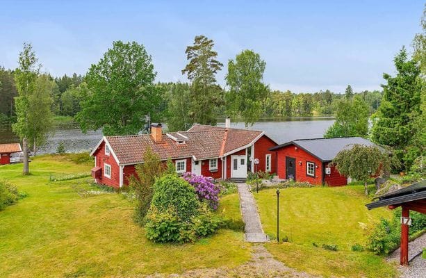 Hus med sjötomt, brygga & vedeldad bastu
