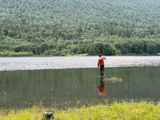 Stuga med fjäll- och sjöutsikt, bastu, och kamin - Bild 49
