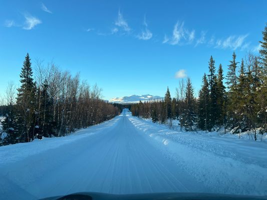 Stuga med fjäll- och sjöutsikt, bastu, och kamin - Bild 44