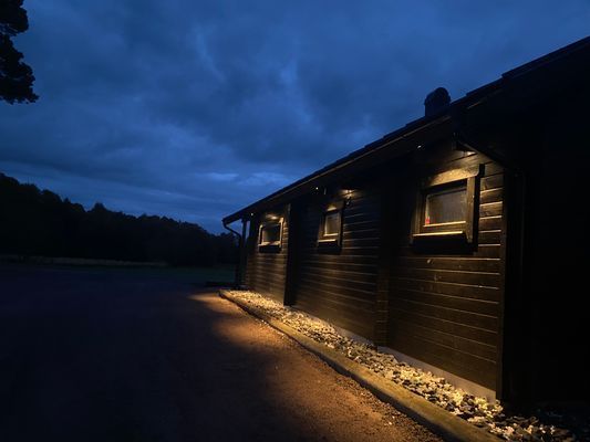 Hyr denna stuga i  på 120 m². 6 sängplatser. 1 600 - 2 000 kr per dag. Se bilder och tillgänglighet här.