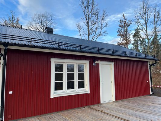 Stuga i parkmiljö med utsikt över sjö