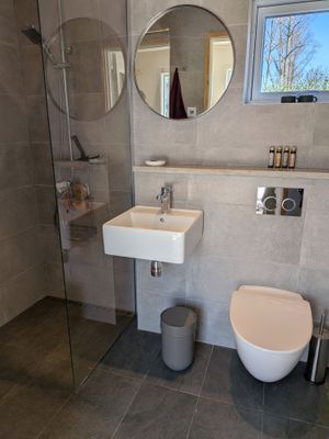 Exklusivt på södra Gotland – Två hus med pool - Bild 15