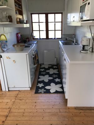 Mysig stuga med havsutsikt och stor tomt