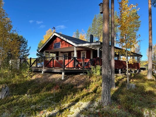 Rejäl off‑grid timmerstuga vackert belägen vid sjö