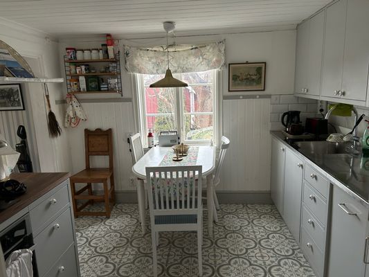 Hyr denna stuga i Nynäshamn på 40 m². 2-4 sängplatser. 6 000 - 10 000 kr per vecka. Se bilder och tillgänglighet här.