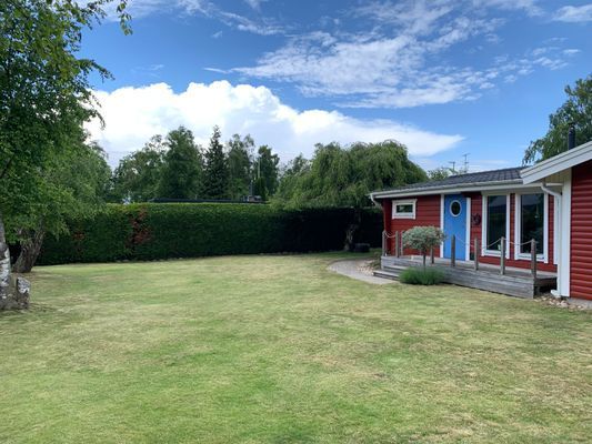 Hyr denna stuga i  på 100 m². 6 sängplatser. 8 600 - 11 700 kr per vecka. Se bilder och tillgänglighet här.