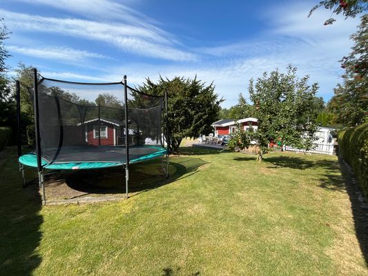 Mysig och fräsch stuga med insynsskyddad tomt - Bild 17