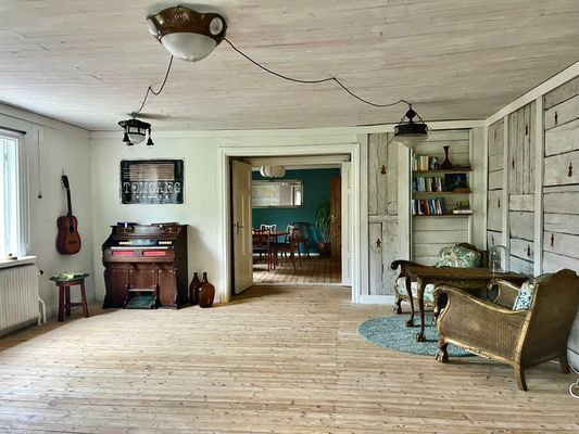 Hyr denna stuga i  på 140 m². 10 sängplatser. 8 700 - 13 000 kr per vecka. Se bilder och tillgänglighet här.