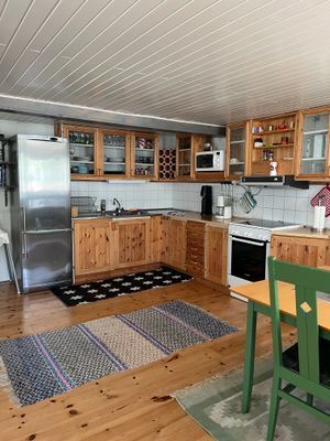 Enkelt kök med spis och kyl/frys