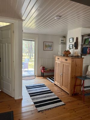 Hall med altandörr mot baksidan