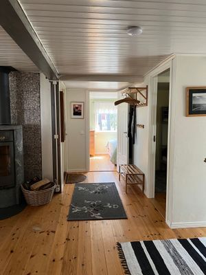Hall vid entrén med ingång till sovrummen