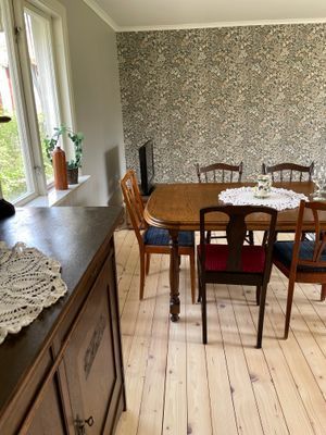 Hyr denna stuga i Byxelkrok på 130 m². 6 sängplatser. 11 000 - 15 000 kr per vecka. Se bilder och tillgänglighet här.