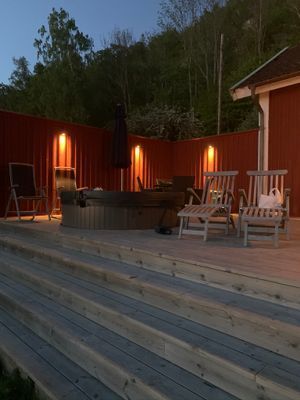 Hyr denna stuga i Gränna på 75 m². 6-7 sängplatser. 12 000 - 15 000 kr per vecka. Se bilder och tillgänglighet här.
