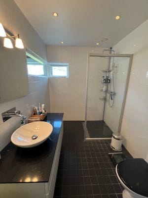 Badrummet till master bedroom