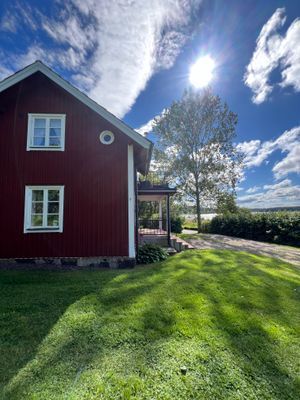 Torp vid vattnet, kvällssol, egen brygga och båt - Bild 26