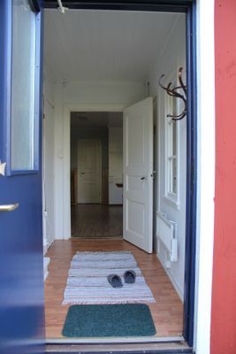 Röd stuga på landet