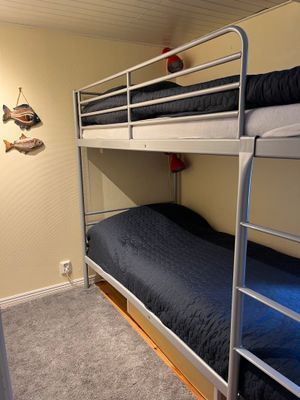Lilla sovrummet med 90 cm bred våningssäng