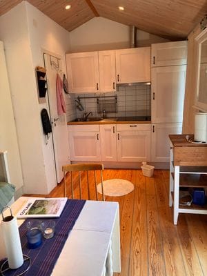 Hyr denna stuga i Klintehamn på 25 m². 2-4 sängplatser. Från 4 500 kr per vecka. Se bilder och tillgänglighet här.