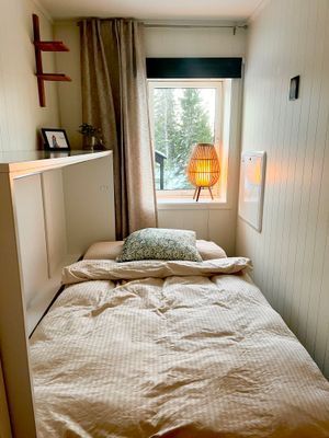 Sovrum #2 120 cm säng som man praktiskt fäller ner