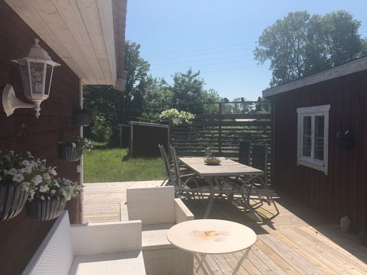 Hyr denna stuga i Hasslö på 65 m². 4 sängplatser. 7 500 - 9 500 kr per vecka. Se bilder och tillgänglighet här.