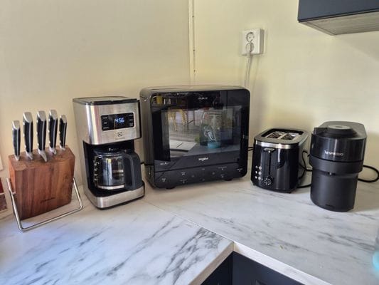 Fullt utrustat kök. Diskmaskin, mikrovågsugn, kaffebryggare, tekokare, brödrost, espressomaskin etc