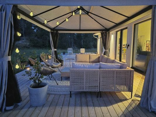 Hyr denna stuga i Öregrund på 80 m². 4-6 sängplatser. 8 500 - 14 500 kr per vecka. Se bilder och tillgänglighet här.