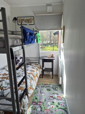 Sovrum med våningssäng (och en garderob)