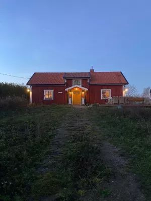 Hyr denna stuga i Ljusterö på 78 m². 2-4 sängplatser. 7 000 - 12 500 kr per vecka. Se bilder och tillgänglighet här.