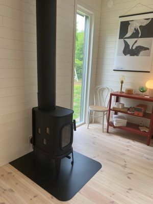 Nybyggd stuga vid lövskog och badsjö - Bild 12