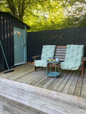 Nybyggd stuga vid lövskog och badsjö - Bild 13