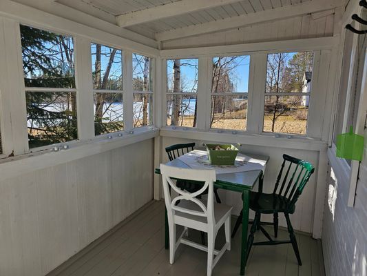 Glasveranda vid entré