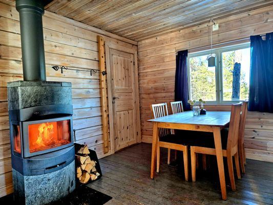 Hyr denna stuga i  på 55 m². 2-4 sängplatser. Från 6 975 kr per vecka. Se bilder och tillgänglighet här.