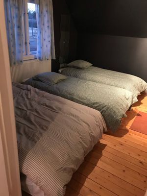 Hyr denna stuga i  på 100 m². 4 sängplatser. Från 4 500 kr per vecka. Se bilder och tillgänglighet här.
