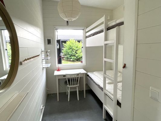 Barnvänligt sovrum med våningssäng och inbyggd garderob