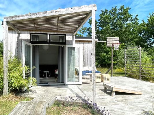 Litet hus (10 kvm) med glasdörrar – perfekt som egen plats för barn och ungdomar