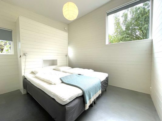 Master bedroom med dubbelsäng (180 cm) och inbyggd garderob