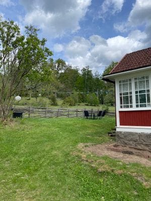 Hyr denna stuga i  på 40 m². 2-4 sängplatser. Från 4 000 kr per vecka. Se bilder och tillgänglighet här.