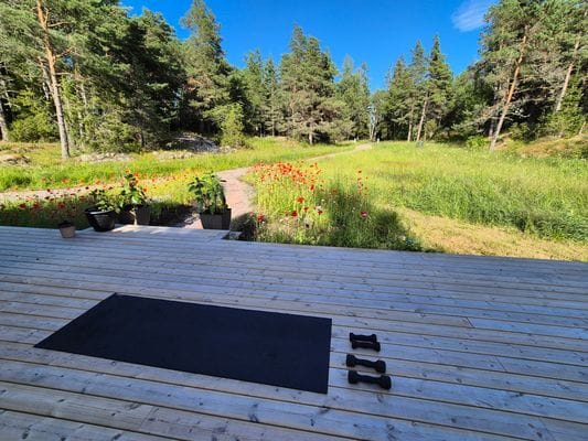 Stor veranda (80 kvm) perfekt för träning/meditation eller bara chilla