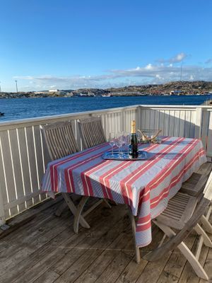Balkong med utsikt mot Klädesholmen och Stansvik