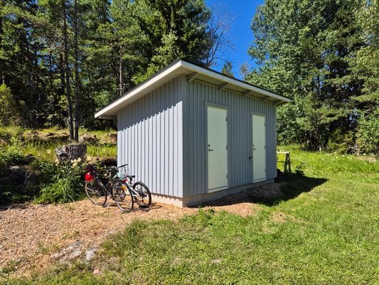 Förråd med cyklar och sport/lek utustning