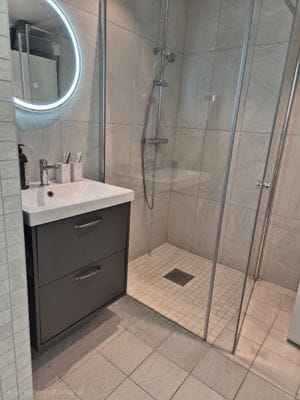 Fräscht helkaklat badrum med dusch, wc och tvättmaskin