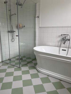 Badkar och dusch på övervåning