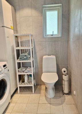 Fräscht helkaklat badrum med dusch, wc och tvättmaskin