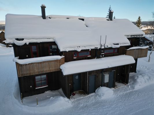 Entrésidan med skidförråd bredvid