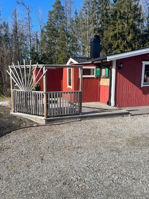 Hyr denna stuga i Rådmansö på 50 m². 4-5 sängplatser. 7 000 - 8 000 kr per vecka. Se bilder och tillgänglighet här.