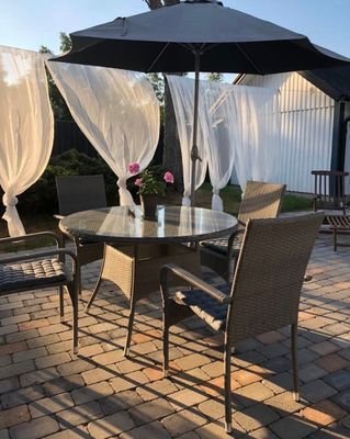 Hyr denna stuga i  på 130 m². 4-6 sängplatser. Från 17 000 kr per vecka. Se bilder och tillgänglighet här.